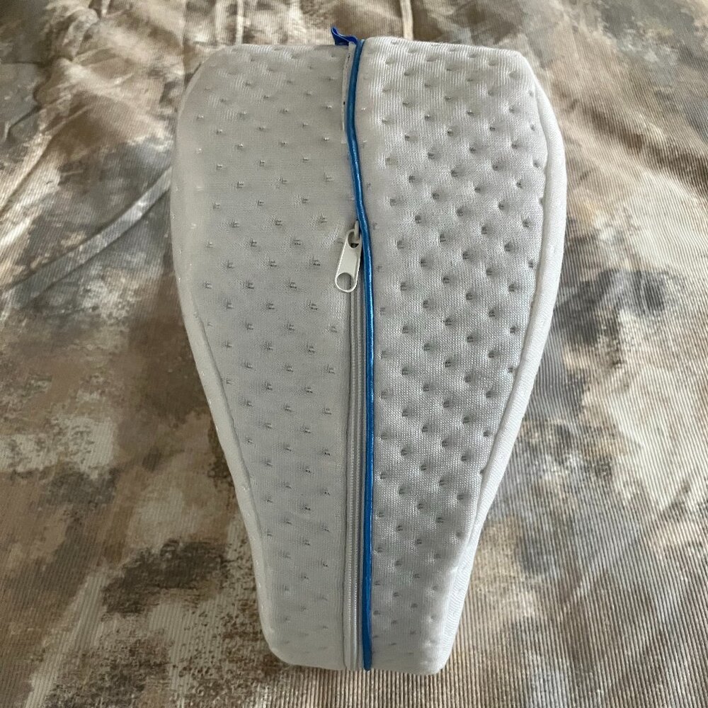 Contour Legacy Memory Foam Leg & Knee Side Sleeper Pillow for Comfort & Relief - Picture 3 of 6